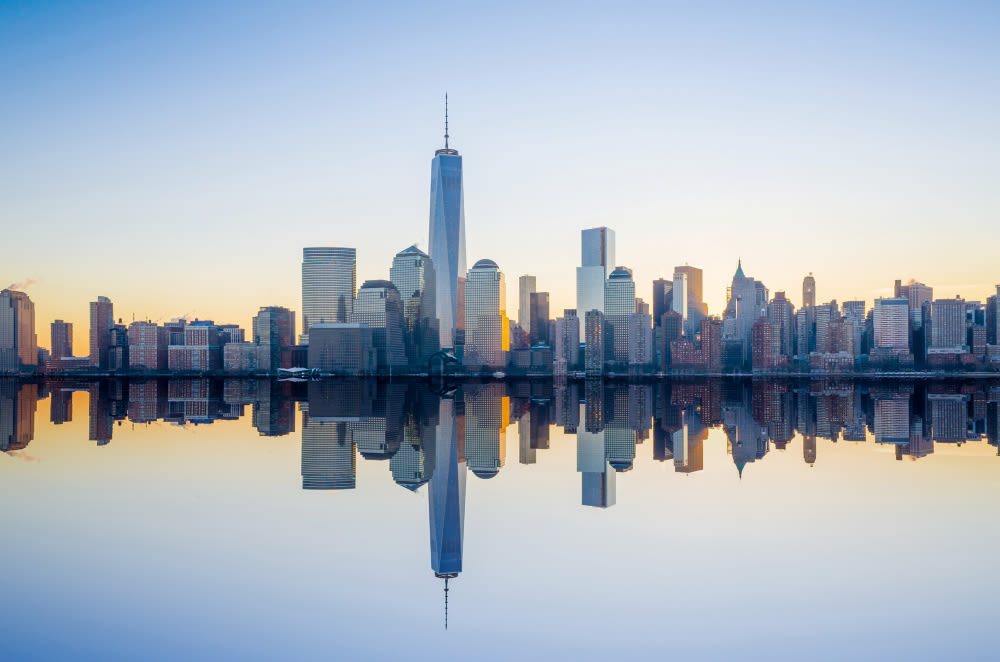 New York Skyline bei Sonnenaufgang, Spiegelung im Wasser. New York Skyline bei Sonnenaufgang, Spiegelung im Wasser.