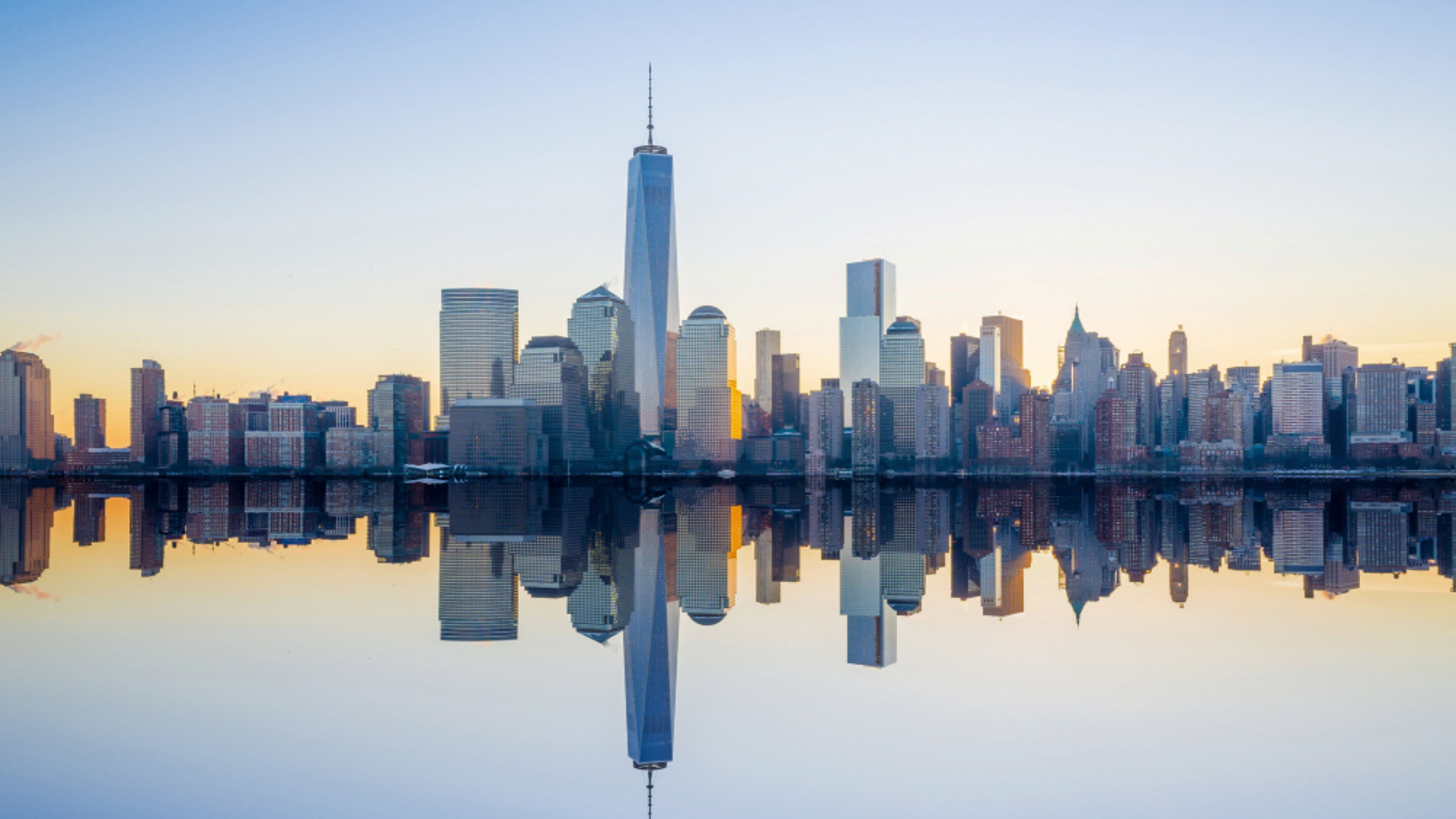 New York Skyline bei Sonnenaufgang, Spiegelung im Wasser. New York Skyline bei Sonnenaufgang, Spiegelung im Wasser.