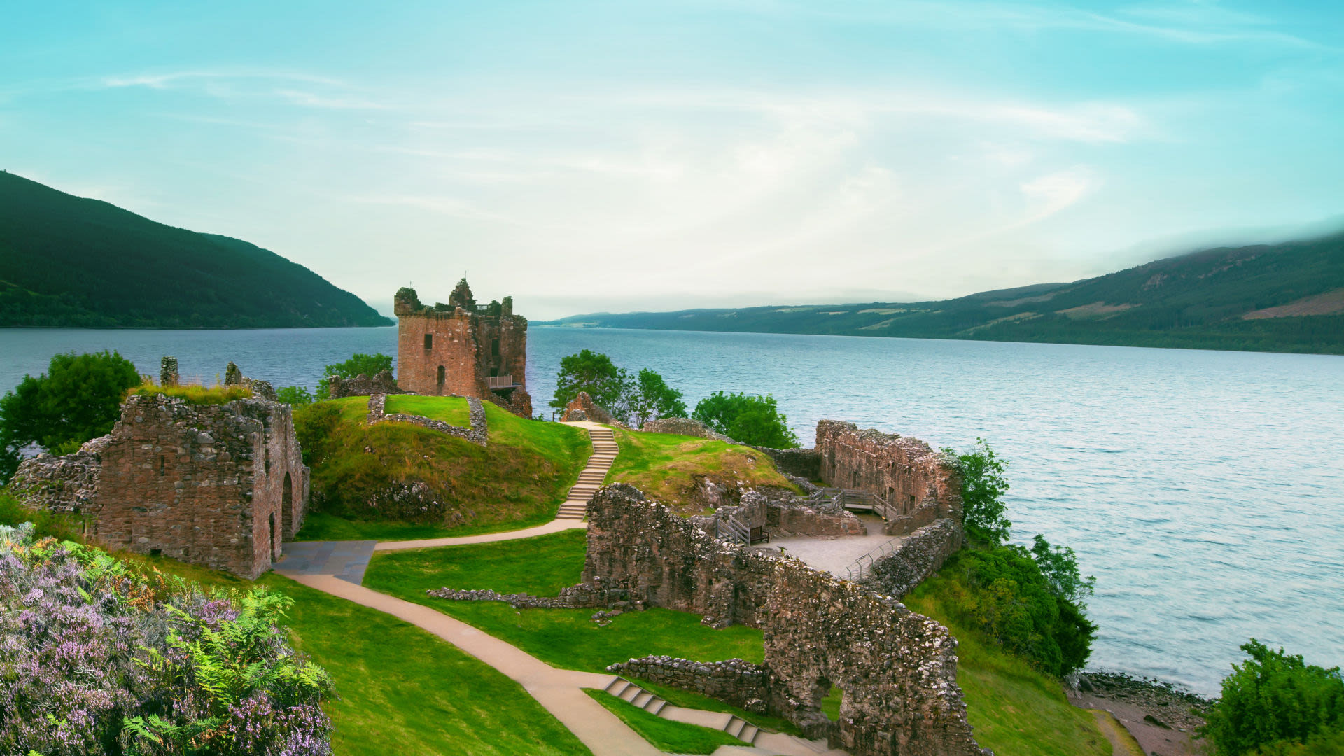 Ruinen von Urquhart Castle am Loch Ness, Schottland. Ruinen von Urquhart Castle am Loch Ness, Schottland.