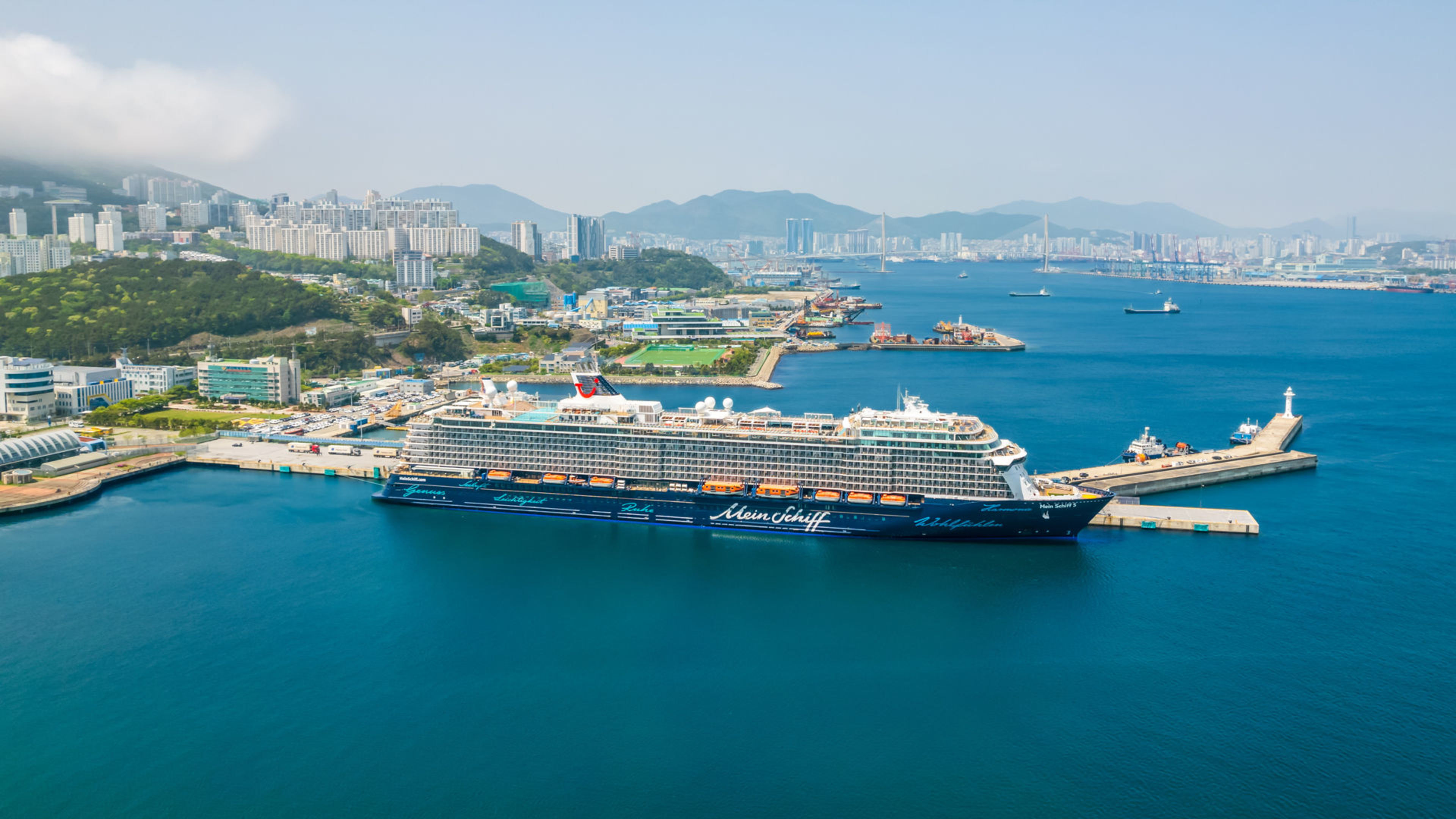 Kreuzfahrtschiff der Mein Schiff® Flotte im Hafen von Busan, Südkorea. Kreuzfahrtschiff der Mein Schiff® Flotte im Hafen von Busan, Südkorea.