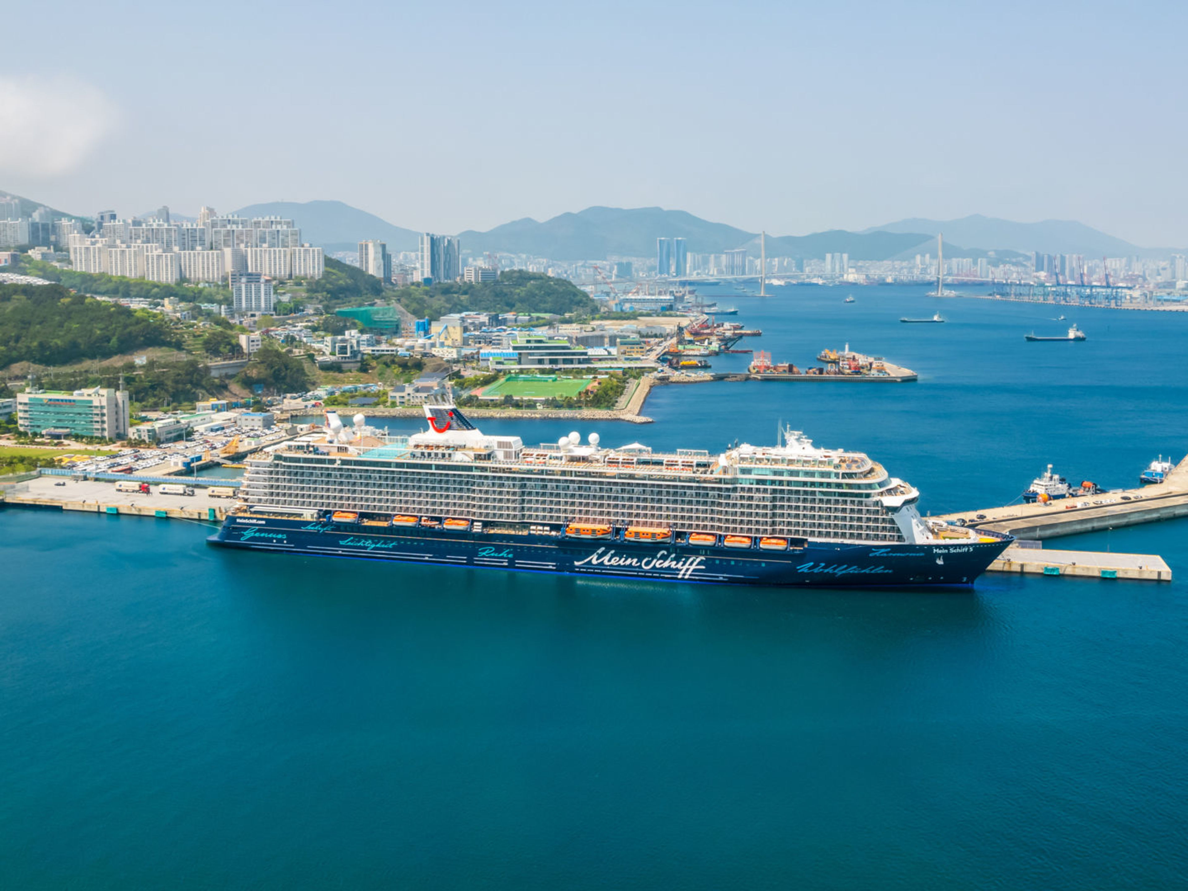 Kreuzfahrtschiff der Mein Schiff® Flotte im Hafen von Busan, Südkorea. Kreuzfahrtschiff der Mein Schiff® Flotte im Hafen von Busan, Südkorea.