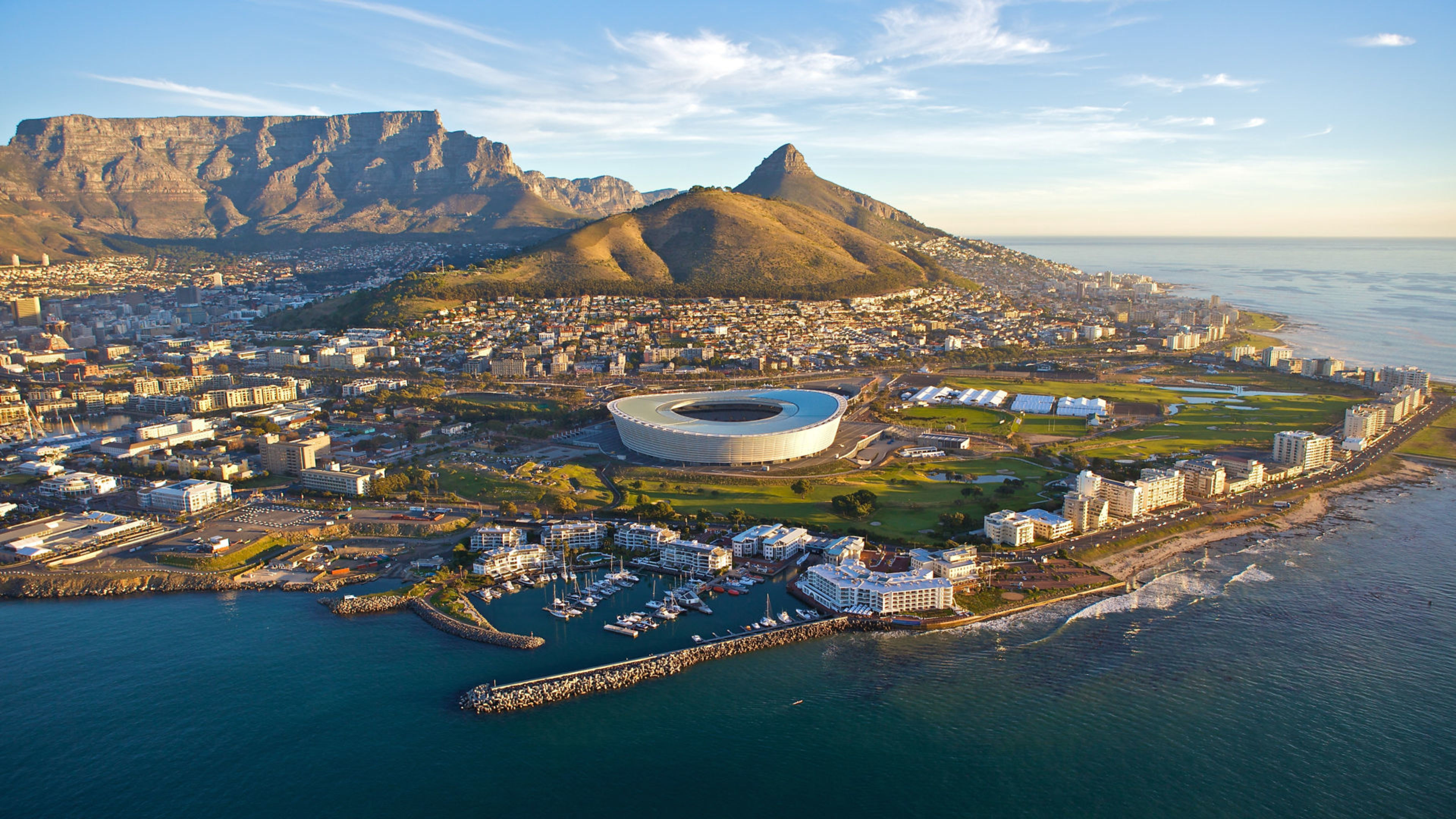 Kapstadt-Panorama mit Tafelberg, Stadion und Küste bei Sonnenuntergang. Kapstadt-Panorama mit Tafelberg, Stadion und Küste bei Sonnenuntergang.