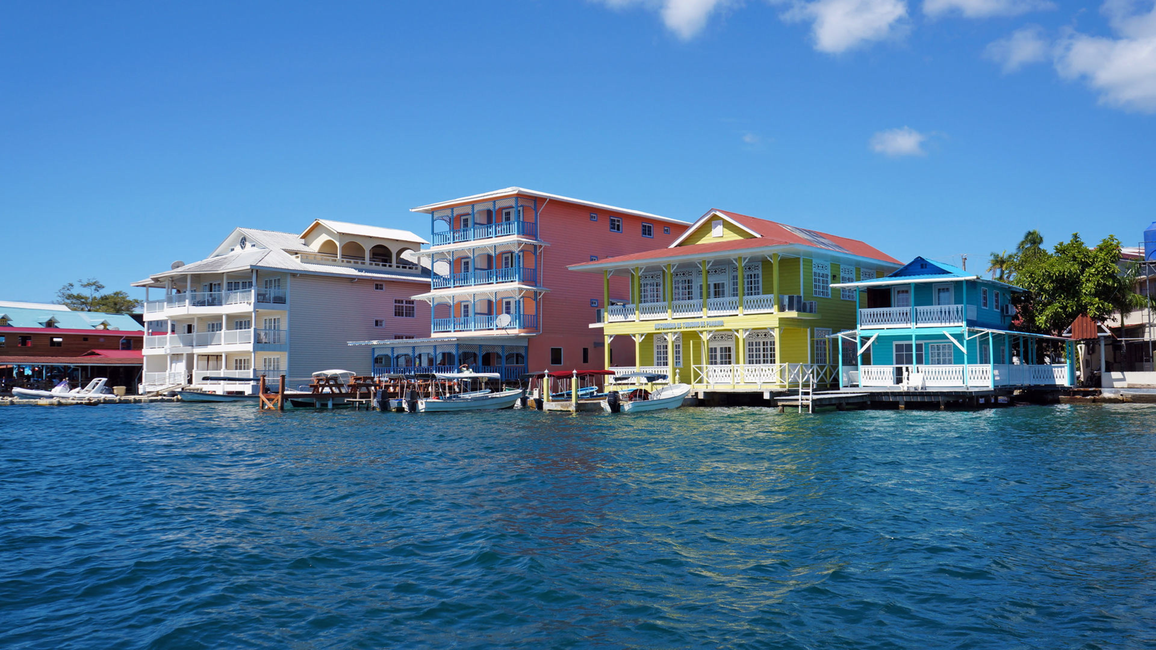 Bunte Häuser am Wasser in Bocas del Toro, Panama. Bunte Häuser am Wasser in Bocas del Toro, Panama.