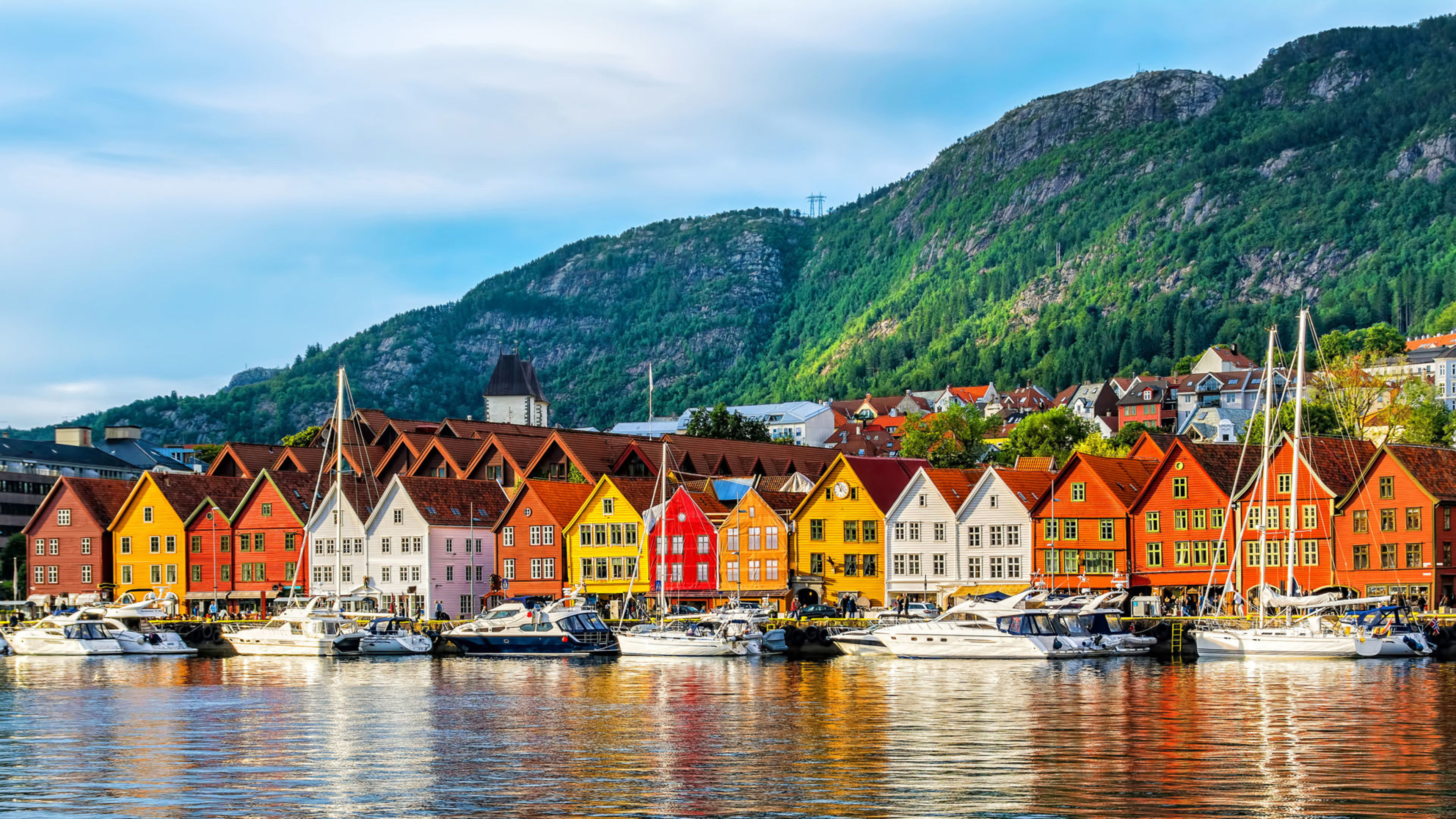 Bunte Holzhäuser am Hafen von Bergen, Norwegen, mit Booten. Bunte Holzhäuser am Hafen von Bergen, Norwegen, mit Booten.