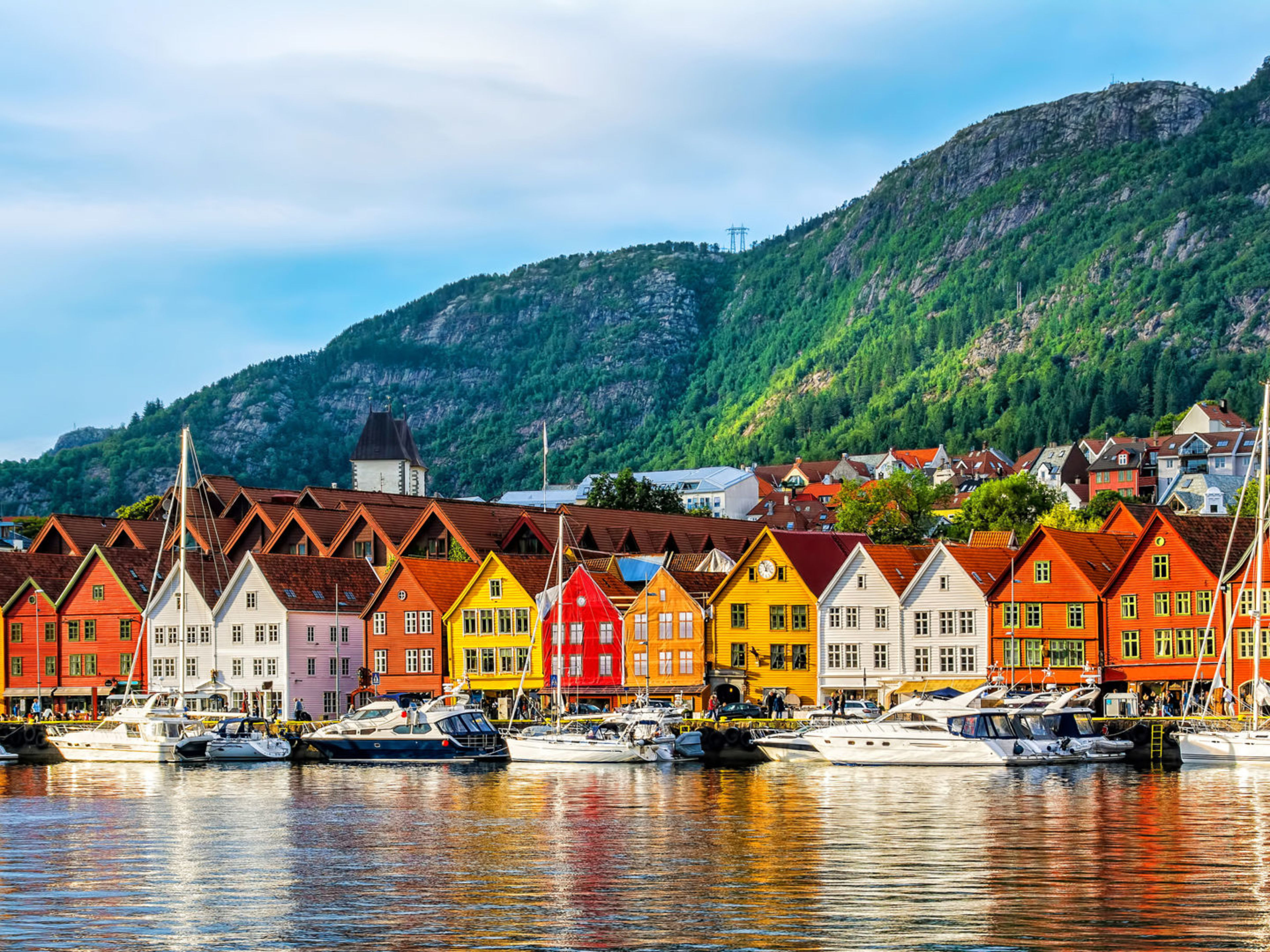 Bunte Holzhäuser am Hafen von Bergen, Norwegen, mit Booten. Bunte Holzhäuser am Hafen von Bergen, Norwegen, mit Booten.