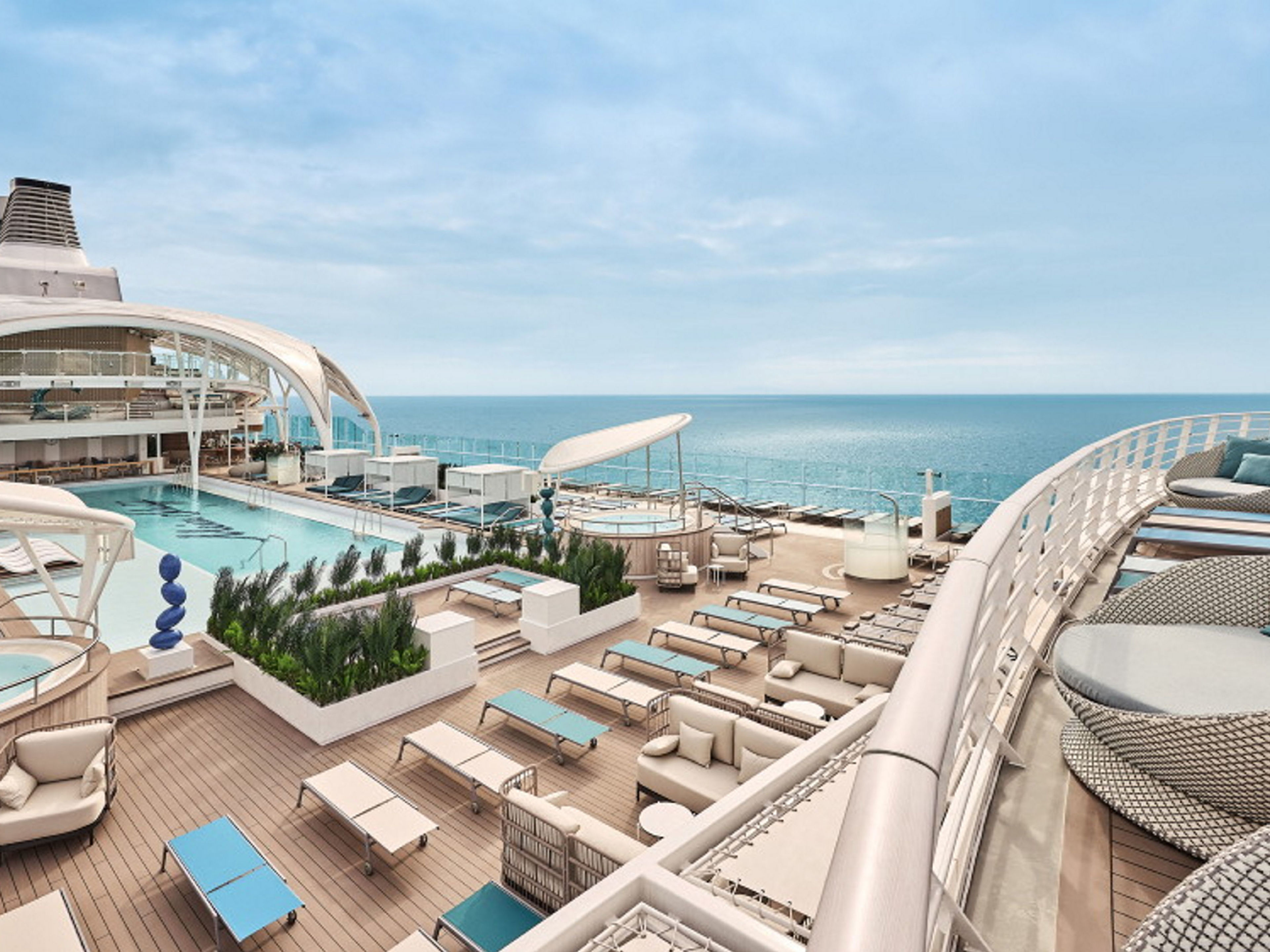 Pooldeck auf Kreuzfahrtschiff der Mein Schiff® Flotte, Meerblick, Liegestühle, blauer Himmel. Pooldeck auf Kreuzfahrtschiff der Mein Schiff® Flotte, Meerblick, Liegestühle, blauer Himmel.