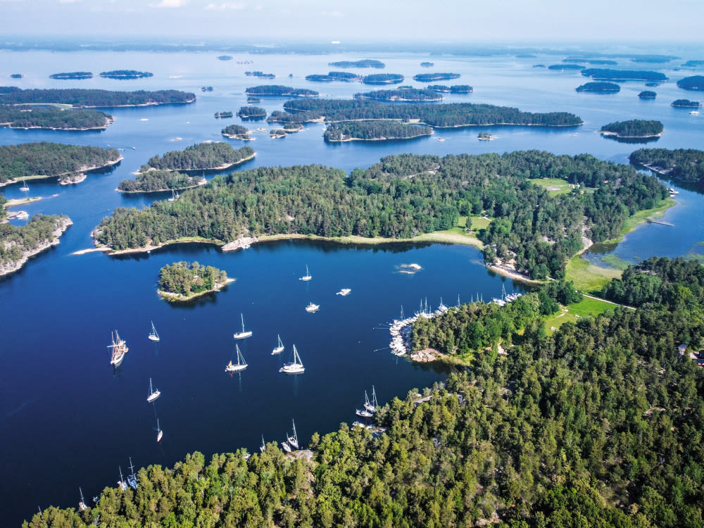 Segelboote im Archipel von Stockholm, umgeben von grünen Inseln. Segelboote im Archipel von Stockholm, umgeben von grünen Inseln.
