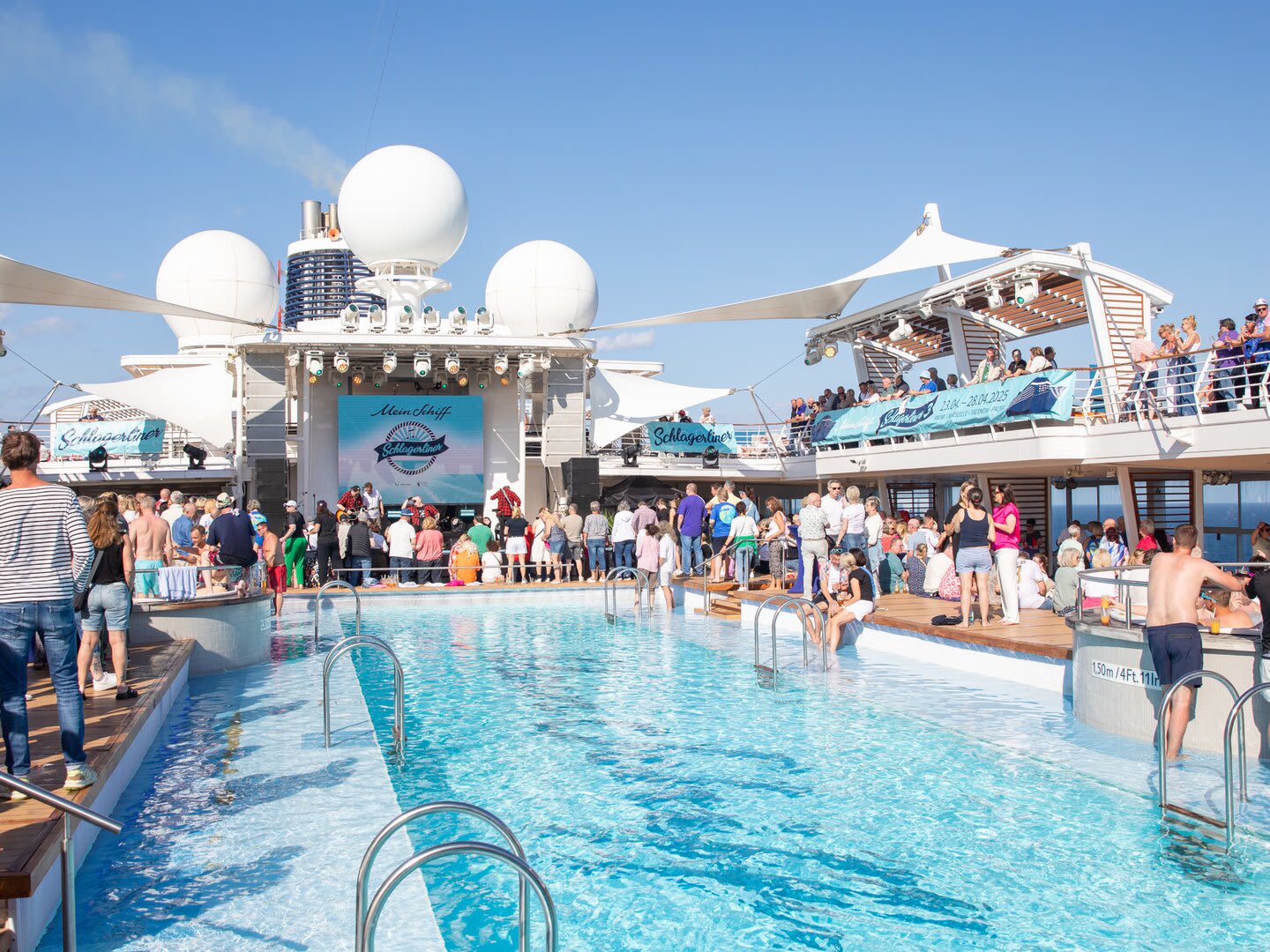 Menschenmenge am Pool auf Kreuzfahrtschiff der Mein Schiff® Flotte.
