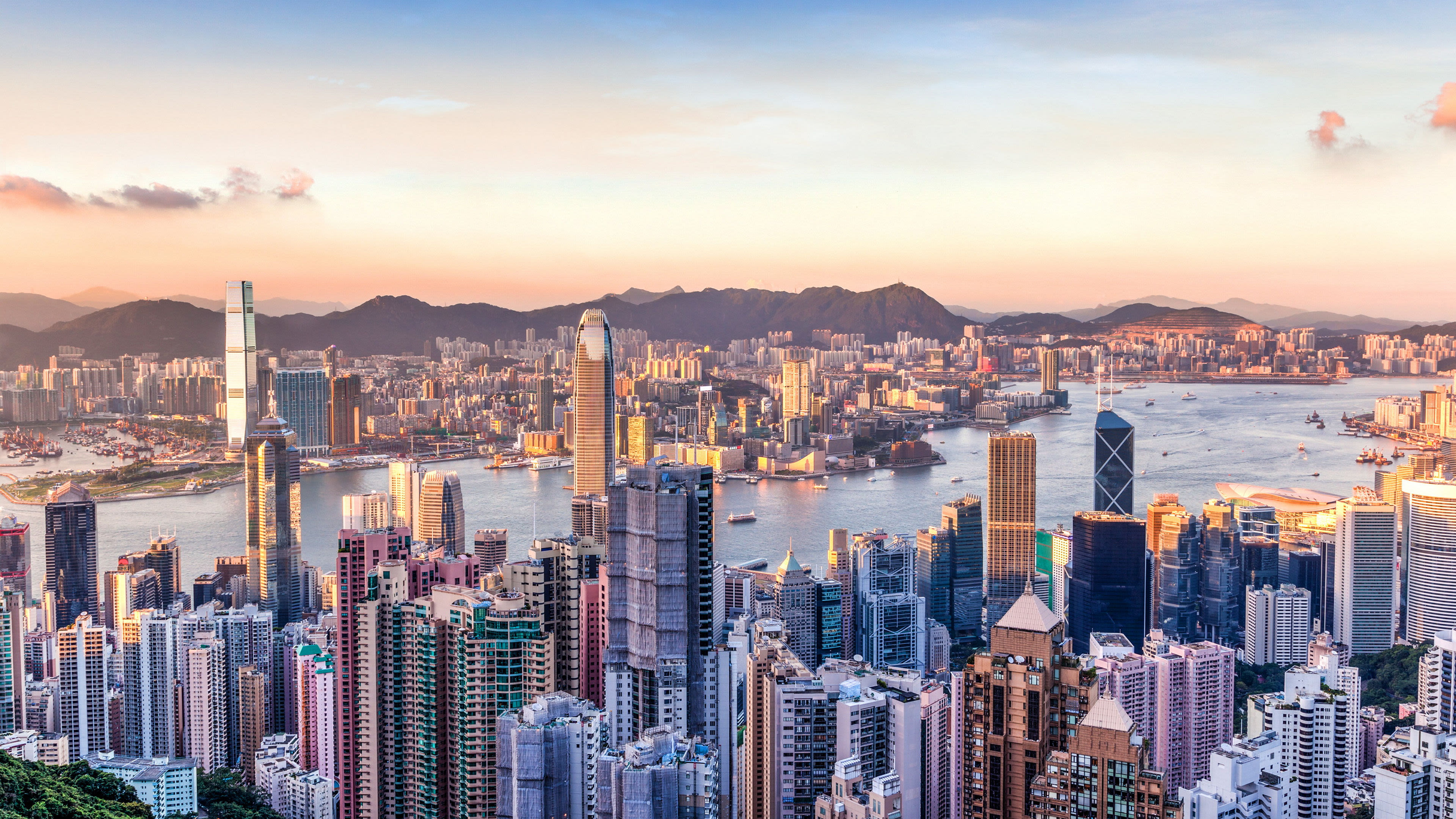 Hongkong Skyline bei Sonnenuntergang, Wolkenkratzer und Hafen. Hongkong Skyline bei Sonnenuntergang, Wolkenkratzer und Hafen.