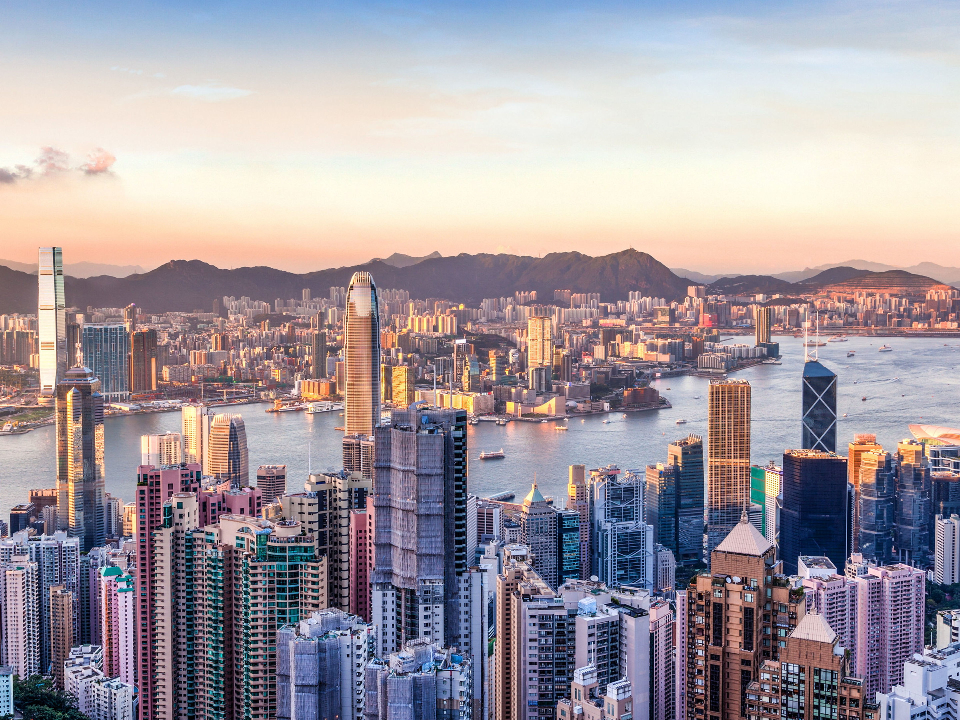 Hongkong Skyline bei Sonnenuntergang, Wolkenkratzer und Hafen. Hongkong Skyline bei Sonnenuntergang, Wolkenkratzer und Hafen.
