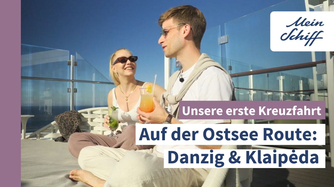 Paar genießt Cocktails auf Kreuzfahrtschiff der Mein Schiff® Flotte, sonniger Tag.