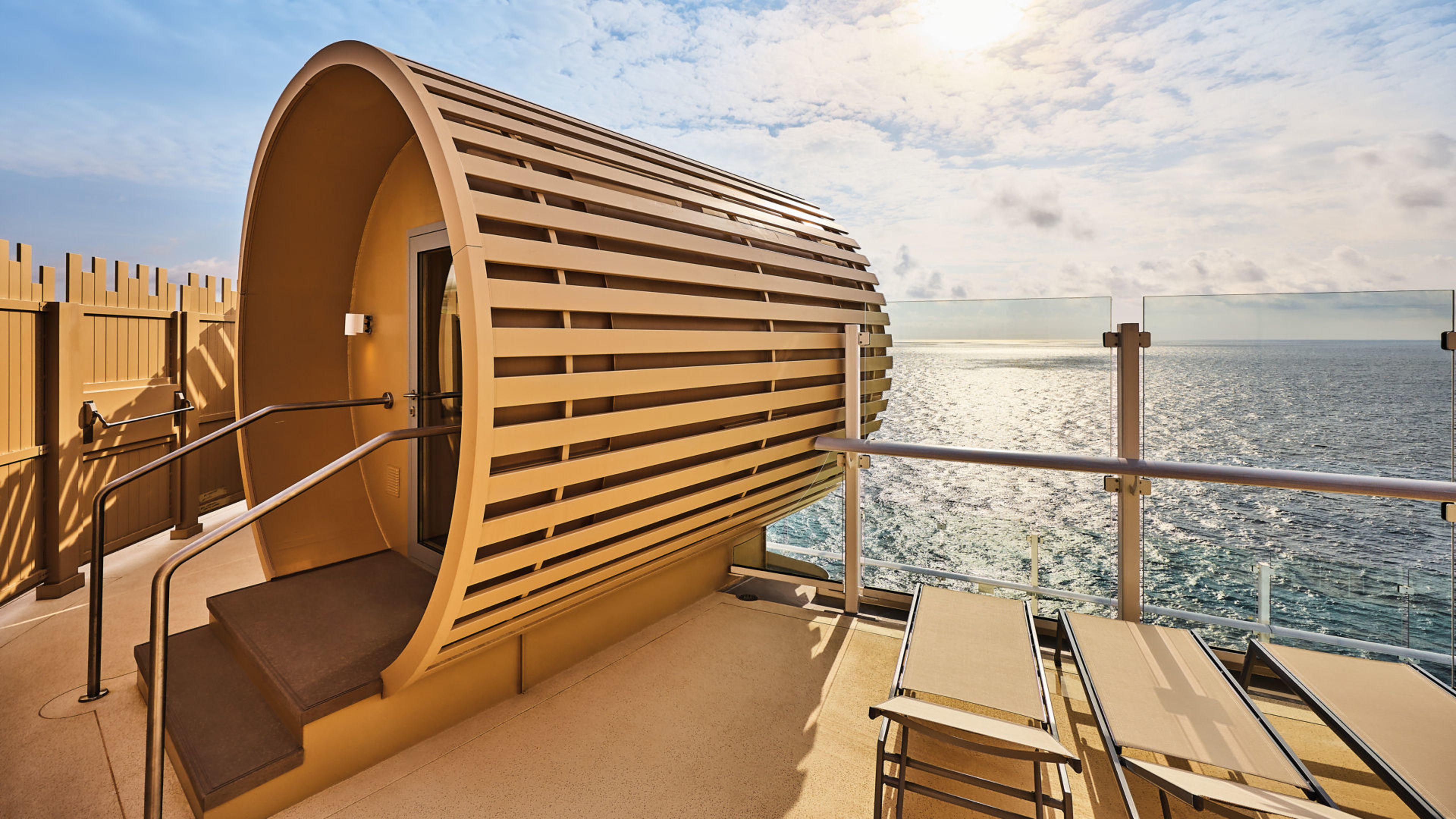 Runde Sauna auf Kreuzfahrtschiffdeck mit Meerblick bei Sonnenuntergang. Runde Sauna auf Kreuzfahrtschiffdeck mit Meerblick bei Sonnenuntergang.