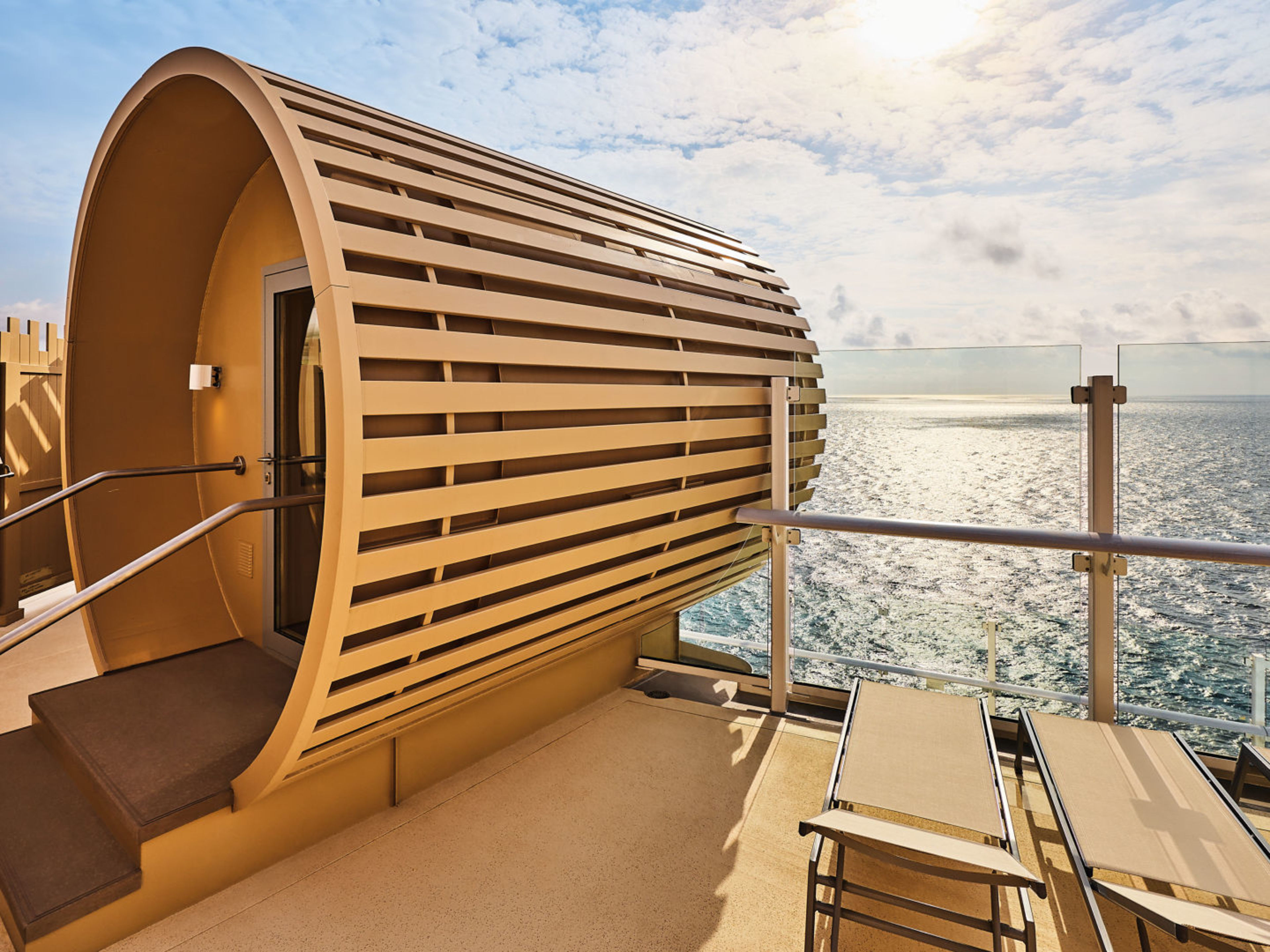 Runde Sauna auf Kreuzfahrtschiffdeck mit Meerblick bei Sonnenuntergang. Runde Sauna auf Kreuzfahrtschiffdeck mit Meerblick bei Sonnenuntergang.