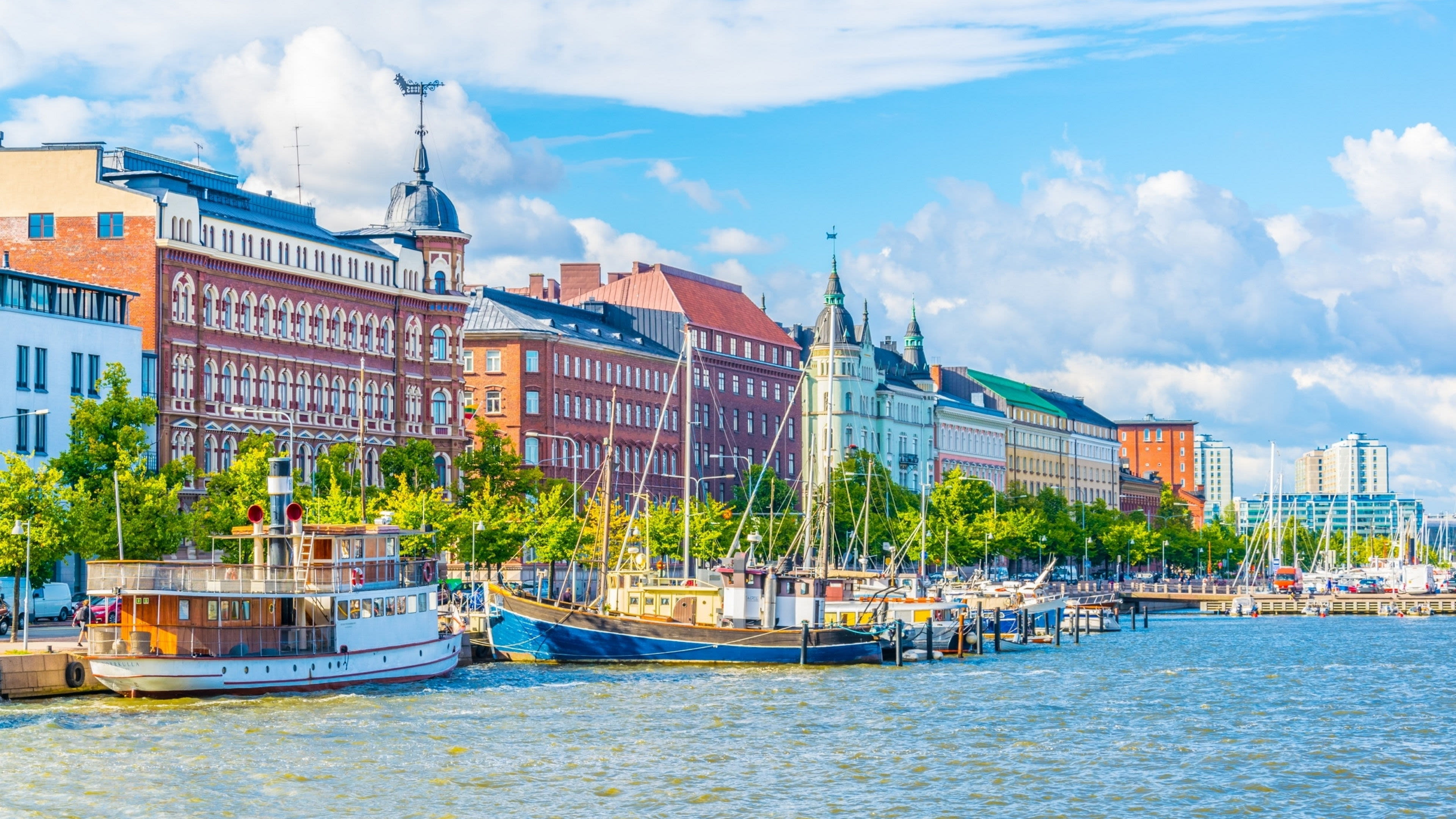 Helsinki Küste mit bunten Gebäuden und Booten im Hafen. Helsinki Küste mit bunten Gebäuden und Booten im Hafen.