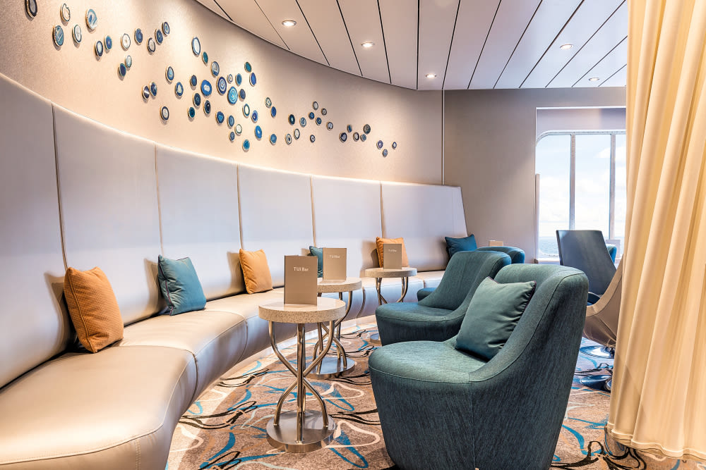 TUI Bar